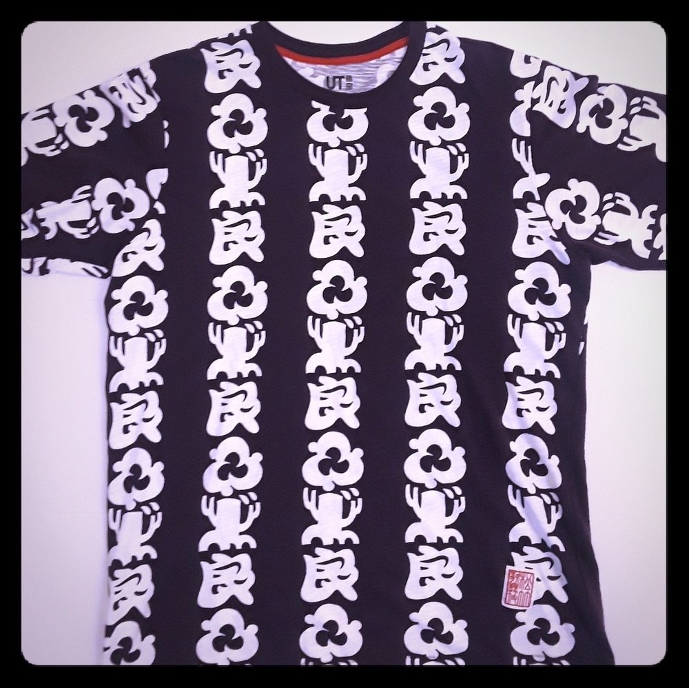 Uniqlo all over print tee SIZE LARGE